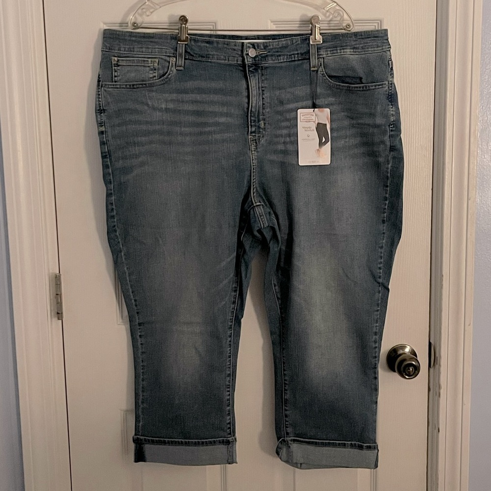 Signature by Levi’s Mid Rise Capri Size 24